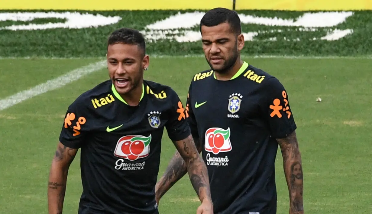Pemain Brasil, Neymar dan Dani Alves saat mengikuti sesi latihan jelang laga kualifikasi piala dunia 2018 di Barranquilla, Kolombia, Senin (4/9/2017). Brasil akan berhadapan dengan Kolombia. (AFP/Luis Acosta)