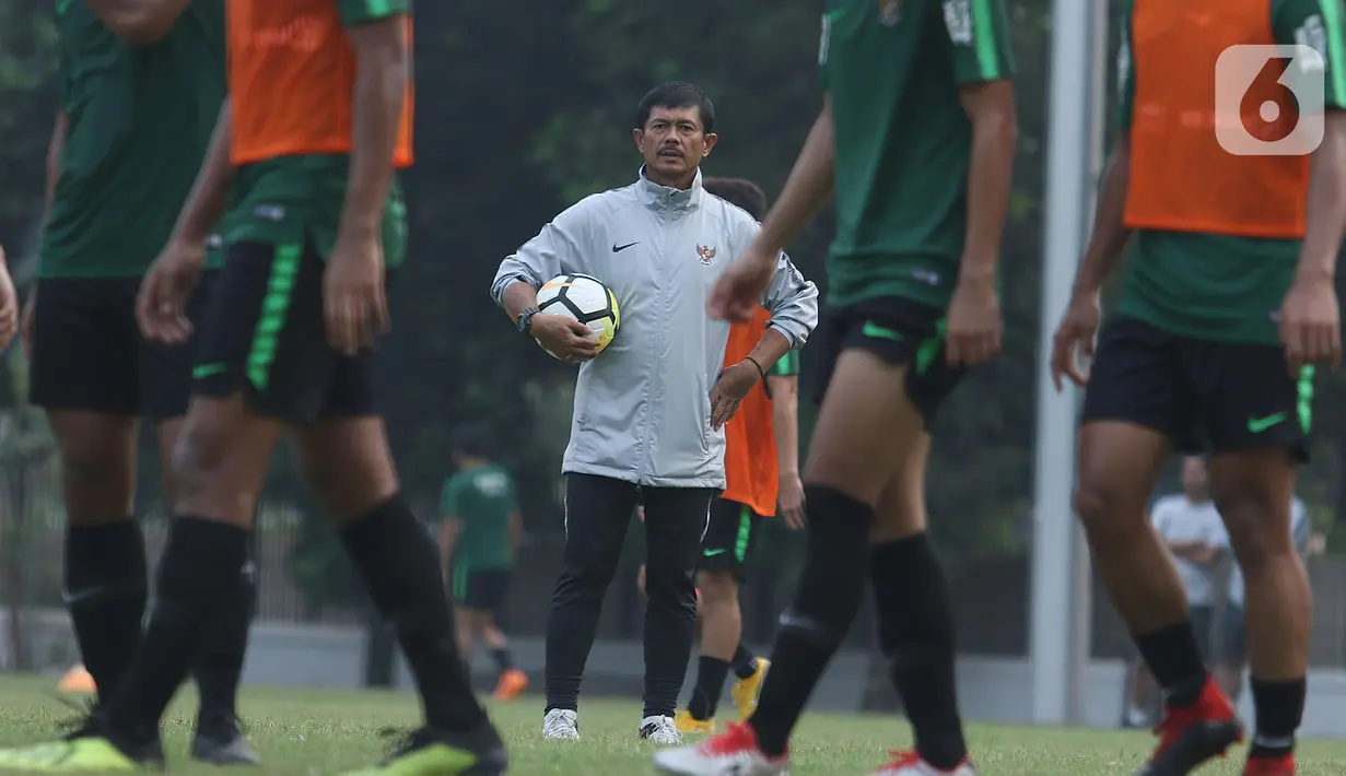 Indra Sjafri sesaat sebelum latihan jelang laga perdana Grup A Piala AFC U-19 di Lapangan A Kompleks GBK, Jakarta, Rabu (17/10/2018). Sekjen PSSI, Yunus Nusi mengatakan, PSSI mengambil langkah cepat memilih Indra Sjafri sebagai pelatih timnas Indonesia, hal ini didasari semakin dekatnya pelaksanaan SEA Games di Kamboja. (Liputan6.com/Helmi Fithriansyah)
