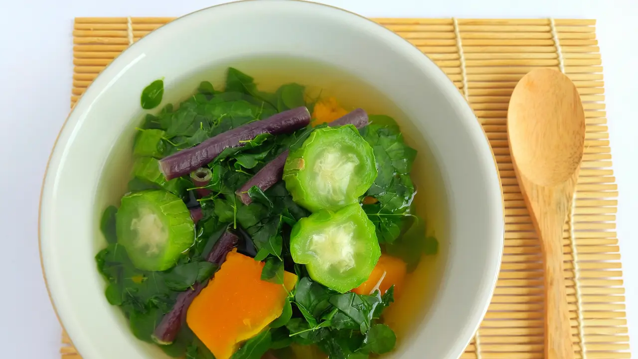 sayur bening oyong daun kelor