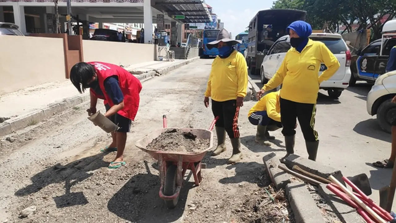 Pelanggar Protokol Kesehatan COvid-19 di Pekanbaru jalani sanksi sosial.