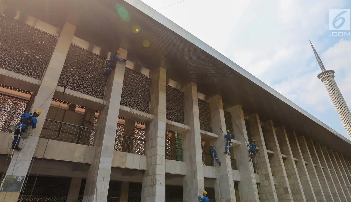 Pekerja merawat keramik Masjid Istiqlal, Jakarta, Rabu (17/7/2019). Renovasi Masjid Istiqlal yang memiliki luas tanah sekitar 93.200 meter persegi dengan luas bangunan 24.200 meter persegi diperkirakan akan selesai pada bulan Maret 2020. (Liputan6.com/Fery Pradolo)
