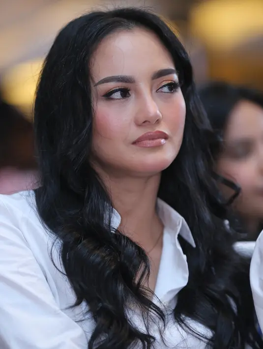 Selain itu, Ririn pun juga berdua agar gadis kecil itu lekasi diberikan kesembuhan. Ririn pun memberikan semangat kepada orang tuanya agar selain berusaha dengan maksimal juga terus berdoa. (Adrian Putra/Bintang.com)