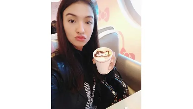6 Foto 'Duck Face' ala Raline Shah, Tetap Cantik Memesona