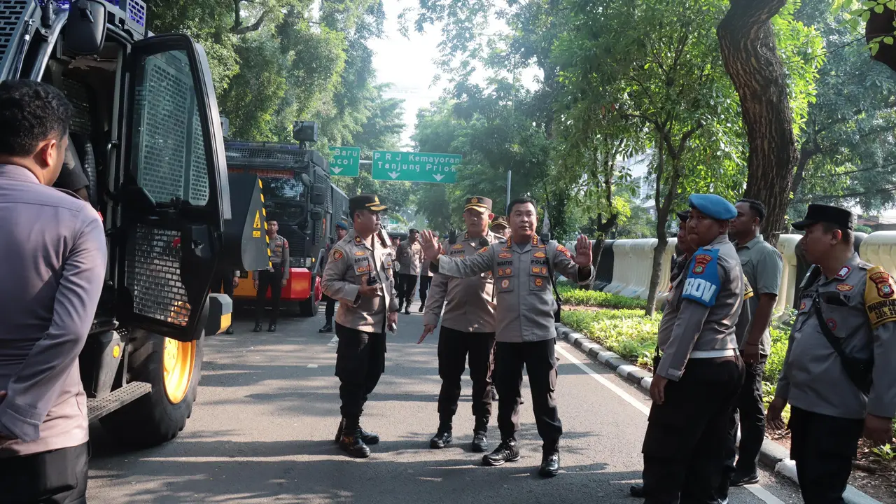 Pihak kepolisian mengerahkan 1.087 personel gabungan untuk bersiaga di Pengadilan Negeri Jakarta Pusat, Kamis (10/7/2025).
