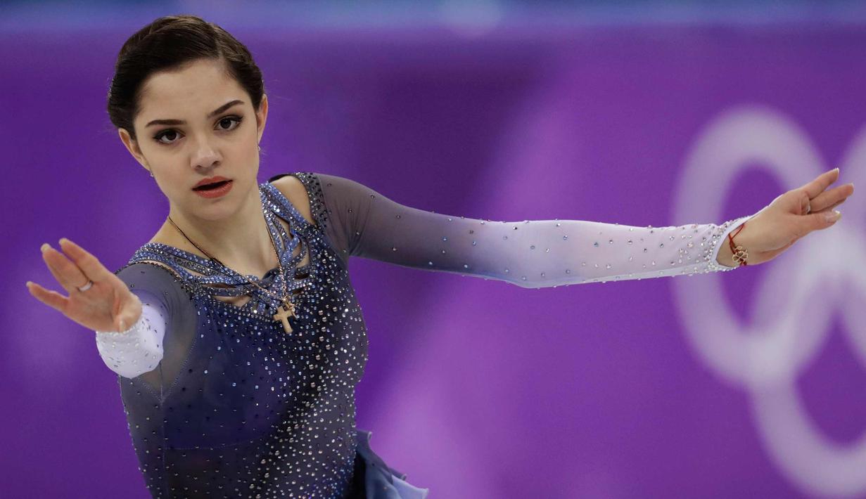 Evgenia Medvedeva saat tampil dalam kejuaraan figure skating selama Olimpiade Musim Dingin 2018 di Gangneung Ice Arena, Gangneung, Korea Selatan (21/2). Medvedeva merupakan atlet Rusia kelahiran 19 November 1999 . (AP Photo / Bernat Armangue)