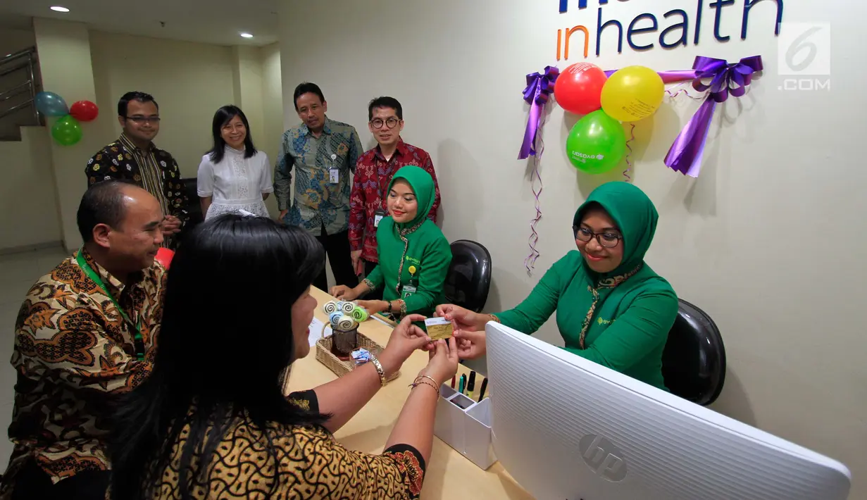 Direktur Mandiri Inhealth Armendra (kanan) meninjau konter sinergi dengan Awal Bros Group, Rabu (4/10). Sebelumnya Mandiri Inhealth bersinergi dengan Awal Bros Hospital Group menyediakan konter khusus di RS Awal Bros Bekasi dan Tangerang. (Liputan6.com)