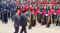 Presiden Republik Indonesia, Prabowo Subianto (kanan) bersama Presiden Korea Selatan Lee Jae myung memeriksa barisan kehormatan selama upacara penyambutan di Kantor Kepresidenan, Seoul pada Rabu 1 April 2026. Usai kunjungan kenegaraan di Jepang, Presiden Republik Indonesia, Prabowo Subianto, melanjutkan lawatannya ke Korea Selatan. (YONHAP/AFP)