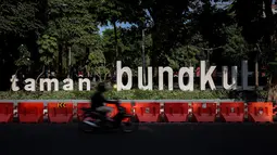 Papan mama Taman Bungkul yang terletak di Jalan Raya Darmo, Wonokromo, Surabaya, Selasa (14/11/2023). (Bola.com/Bagaskara Lazuardi)