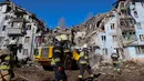 Tim penyelamat bekerja di gedung tempat tinggal berlantai lima yang hancur setelah serangan rudal di tengah invasi Rusia ke Ukraina di Zaporizhzhia pada 2 Maret 2023. Serangan Rusia di sebuah blok apartemen di kota Zaporizhzhia, Ukraina selatan telah menewaskan sedikitnya tiga orang, kata pihak berwenang setempat pada 2 Maret, saat operasi pencarian sedang berlangsung. (AFP/Katerina Klochko)