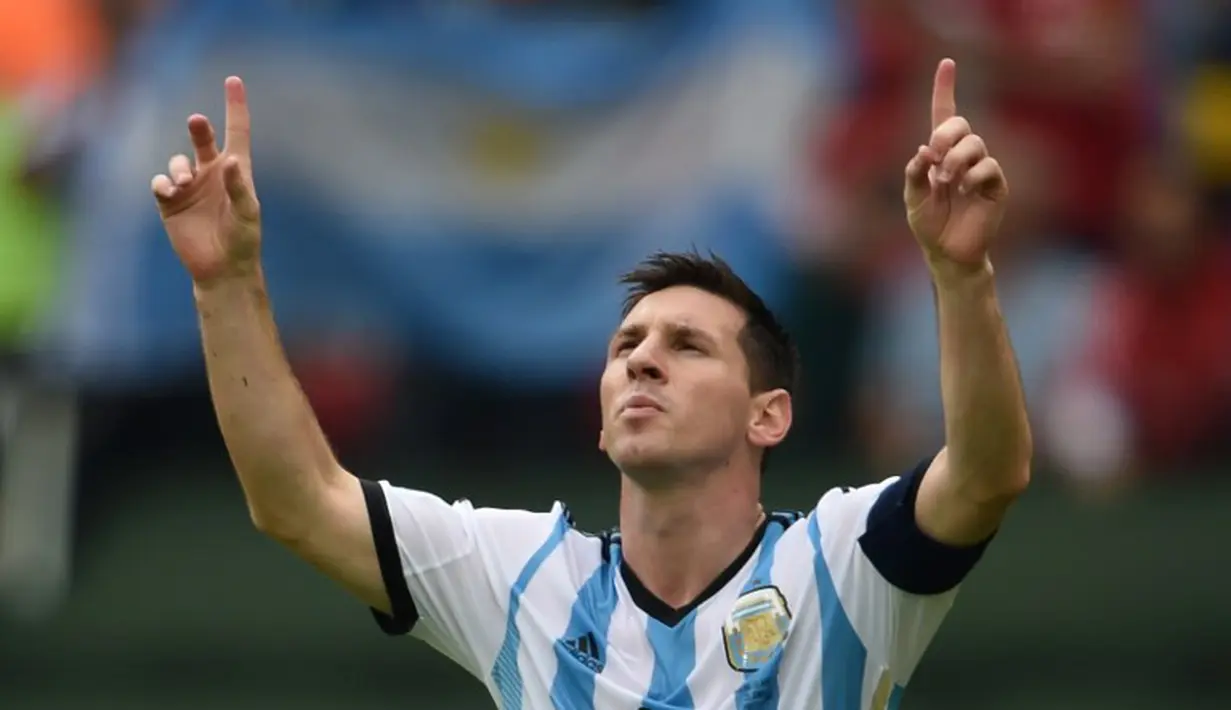 Bintang Barcelona Lionel Messi merayakan golnya dengan selebrasi menatap langit saat Argentina bertemu Nigeria, Beira-Rio Stadium, Porto Alegre (25/06/2014) (AFP PHOTO/PEDRO UGARTE)
