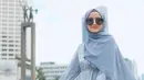 Atau bisa juga gamis ruffle warna baby blue yang dipadukan dengan hijab pashmina warna senada seperti penampilan Wirda Mansur ini. (Instagram/wirda_mansur).