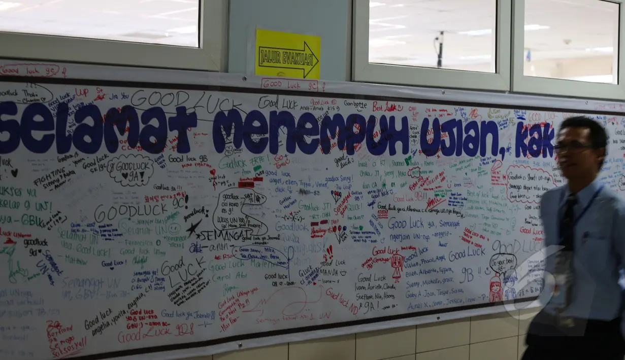 Sejumlah ucapan semangat terlihat di sebuah papan tulis saat pelaksanaan Ujian Nasional (UN) berbasis komputer atau Computer Based Test (CBT) di SMPK Penabur 2, Jakarta, Senin (4/5/2015). (Liputan6.com/Faizal Fanani)
