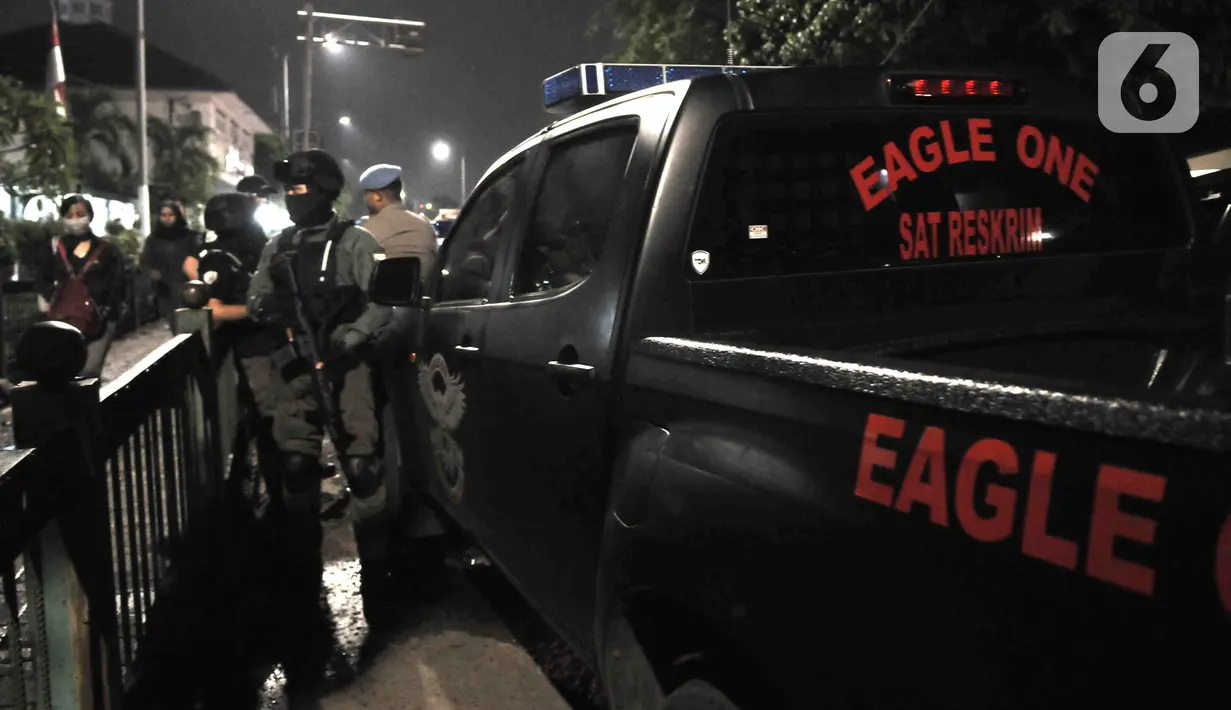 Tim Eagle One Sat Reskrim Polres Jakarta Selatan melakukan penyisiran saat Operasi Premanisme Skala Besar Gabungan di kawasan Manggarai, Jakarta, Rabu (6/11/2019). Operasi tersebut digelar untuk menjaga keamanan dan ketertiban wilayah rawan aksi kriminal atau premanisme. (merdeka.com/Iqbal Nugroho)