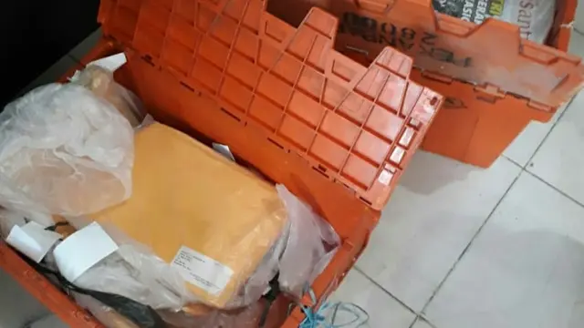 Paket diduga Tabloid Indonesia Barokah yang ditahan Kantor Pos Pekanbaru
