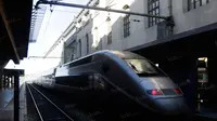 Sebuah kereta cepat atau TGV berhenti di Stasiun St Charles, Marseille, Prancis, Minggu (3/7/2016). (Bola.com/Vitalis Yogi Trisna)