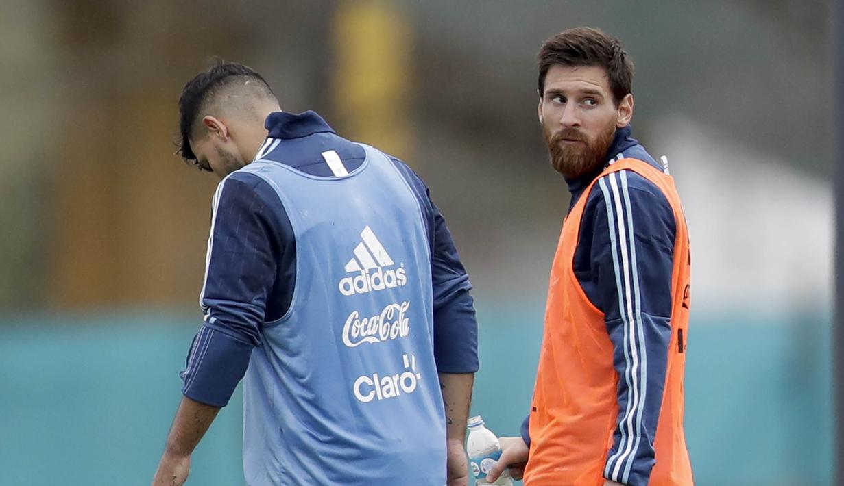 Striker Argentina, Lionel Messi, saat mengikuti latihan bersama timnas Argentina jelang laga kualifikasi piala dunia 2018 di  Buenos Aires, Selasa (29/8/2017). Argentina akan berhadapan dengan Uruguay. (AP/Natacha Pisarenko)