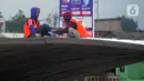 Pekerja memasang baja konstruksi saat pembangunan Flyover Gaplek di Jalan Martadinata,  Pamulang, Tangerang Selatan, Minggu (1/3/2020). Pembangunan Flyover Gaplek ditargetkan selesai pada tahun ini. (merdeka.com/Arie Basuki)