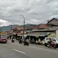 Pemudik via jalur selatan di kawasan Nagreg, Kabupaten Bandung, mulai ramai Kamis (28/4/2022). (Liputan6.com/Huyoho Simbolon)