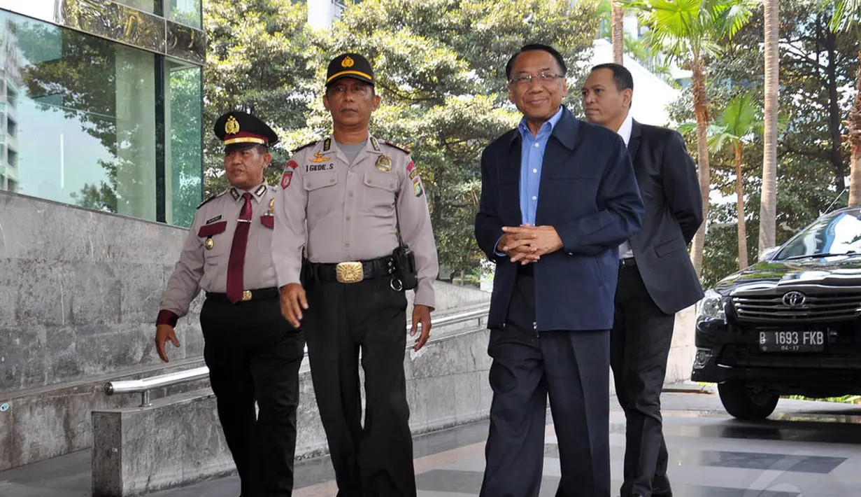 Jero Wacik tiba di KPK sekitar pukul 10.45 WIB itu enggan berkomentar banyak mengenai kasus yang melilitnya, Jakarta, (9/10/14).(Liputan6.com/Miftahul Hayat) 