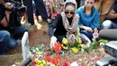 Aktris Nikita Mirzani berziarah ke makam Olga Syahputra di TPU Malaka seusai bebas dari Rutan Pondok Bambu pagi tadi, Jakarta, Senin (30/3/2015). (Liputan6.com/Panji Diksana)
