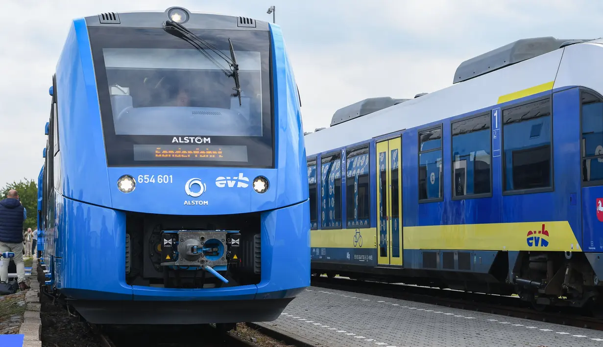 Kereta api bertenaga hidrogen pertama di dunia tiba di stasiun untuk memulai layanan komersial di Bremervoerde, Jerman, 16 September 2018. Dinamakan Coradia iLint, kereta ini dibuat oleh perusahaan asal Prancis, Alstom. (AFP / Patrik STOLLARZ)
