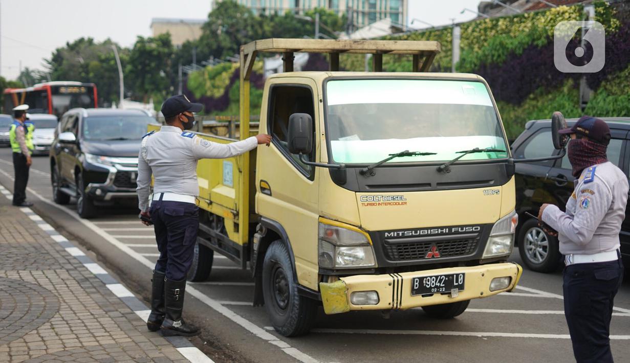 Petugas gabungan menggelar Operasi Yustisi Protokol Covid-19 di kawasan Tugu Tani, Jakarta, Senin (14/9/2020). Operasi tersebut digelar sebagai langkah untuk menekan penyebaran Covid-19 di masa PSBB Jakarta. (Liputa6.com/Immanuel Antonius)