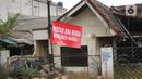 Sebuah protes warga terhadap pembangunan flyover terpasang di pinngir jalan kawasan Tanjung Barat, Jakarta, Rabu (15/7/2020). Dalam poster protes tersebut, warga menuntut agar pembayaran pelunasan pembebasan lahan segera diselesaikan secara serentak. (Liputan6.com/Immanuel Antonius)