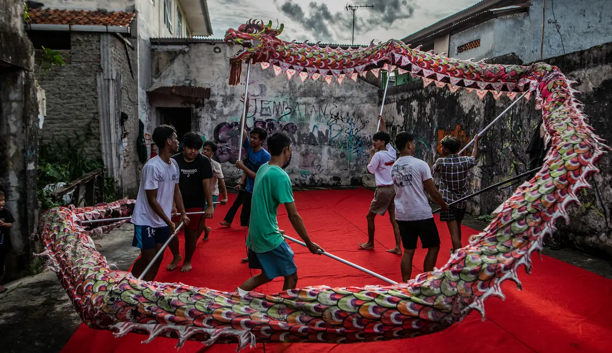 <p>Kelompok atraksi Liong berlatih jelang perayaan Tahun Baru Imlek di Bogor, Jawa Barat, 9 Januari 2023. Tahun Baru Imlek 2023 akan jatuh pada 22 Januari. (ADITYA AJI/AFP)</p>