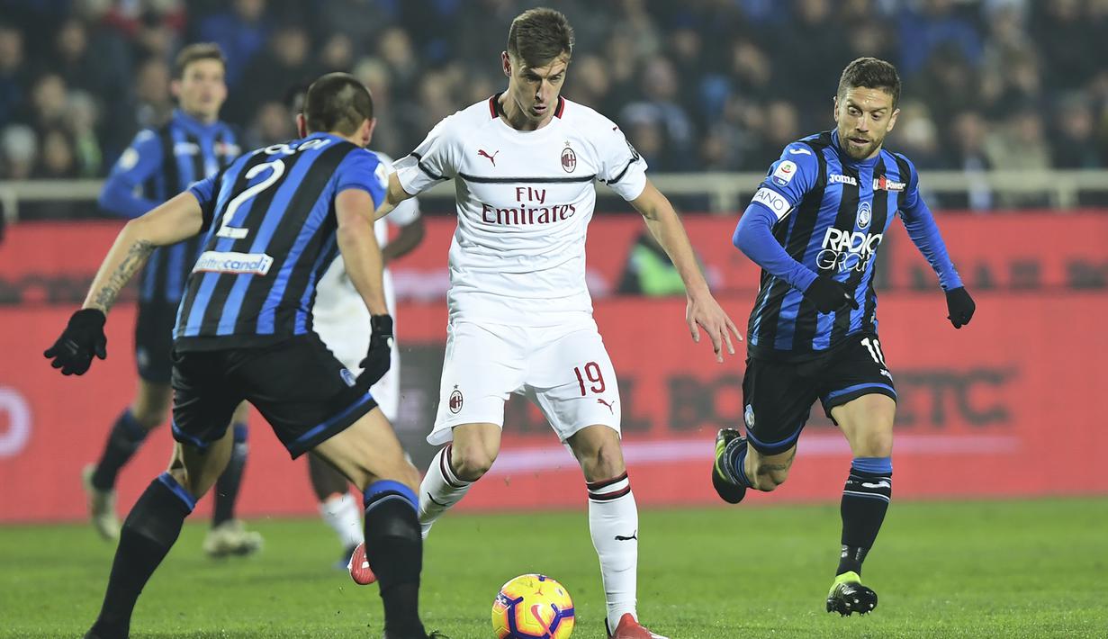 Baru berusia 23 tahun, Krzysztof Piatek langsung diplot sebagai suksesor Gonzalo Higuain. (AFP/Miguel Medina)