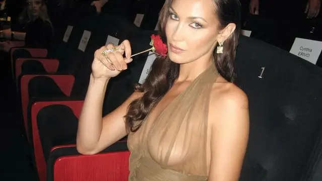 Bella Hadid Dibalut Dress Transparan di Festival Film Cannes