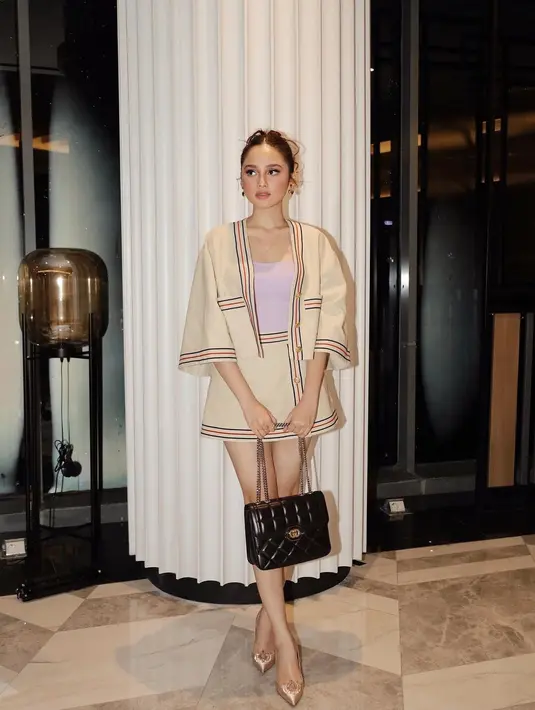 Potret Syifa Hadju ini memang patut diapresiasi. Syifa Hadju tampil bak boneka Barbie hidup dengan outfit pastel dan riasan wajah memukau. Foto: Instagram.