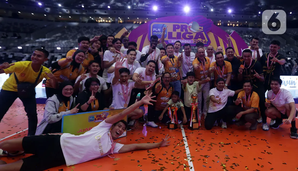 Pemain dan official Jakarta Bhayangkara Presisi merayakan gelar juara PLN Mobile Proliga 2024 di Indonesia Arena, Kompleks Gelora Bung Karno, Jakarta, Minggu (21/7/2024). (Liputan6.com/Helmi Fithriansyah)