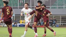 Aksi gelandang Timnas Indonesia Marc Klok saat menghadapi Kamboja dalam laga Piala AFF 2026 di Stadion Pakansari, Bogor, Jawa Barat, Senin (27/7/2026). (KLY/Budy Santoso)