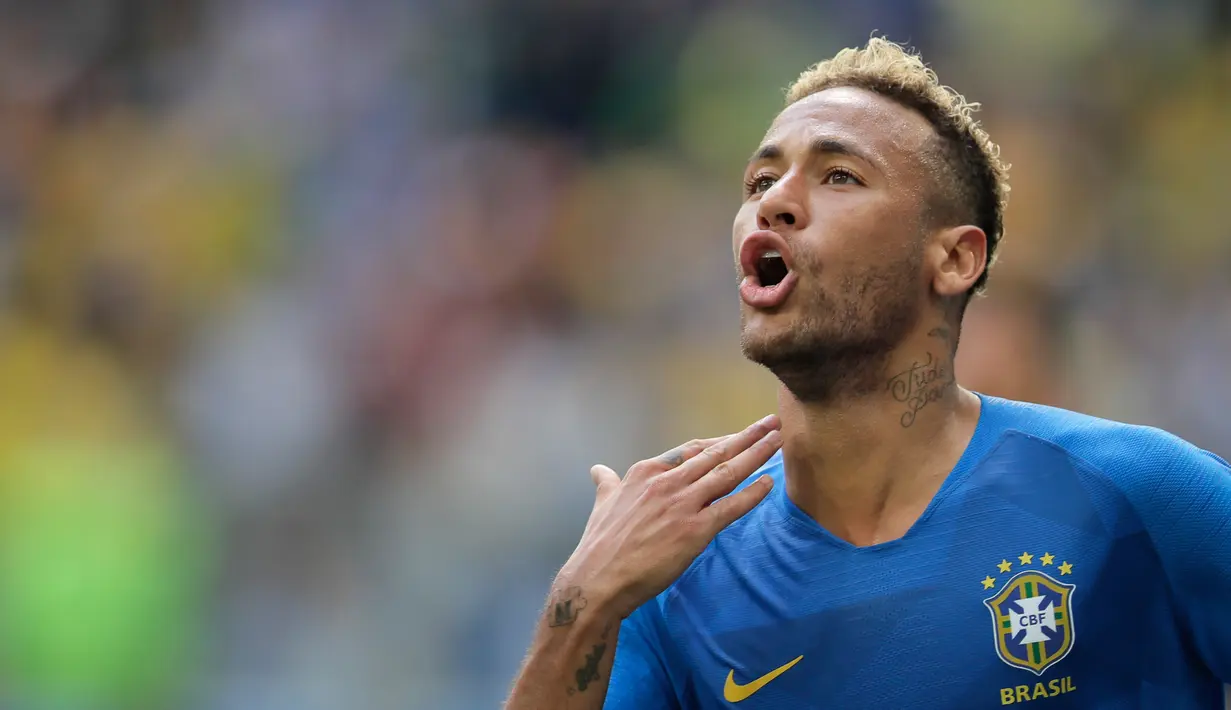 Penyerang timnas Brasil, Neymar merayakan gol ke gawang Kosta Rika pada pertandingan Grup E di St Petersburg, Rusia Jumat (22/6). Pada laga ini Neymar berhasil mencetak gol perdana di Piala Dunia 2018. (AP/Dmitri Lovetsky)