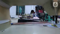 Pekerja menyelesaikan jahitan mukena di Pinang, Kota Tangerang, Banten, Kamis (22/4/2021). Di bulan Ramadhan, produksi mukena di tempat tersebut meningkat 50 persen, dari 350 buah menjadi 700 buah per minggu dan dijual dengan harga Rp250 ribu hingga Rp500 ribu. (Liputan6.com/Angga Yuniar)