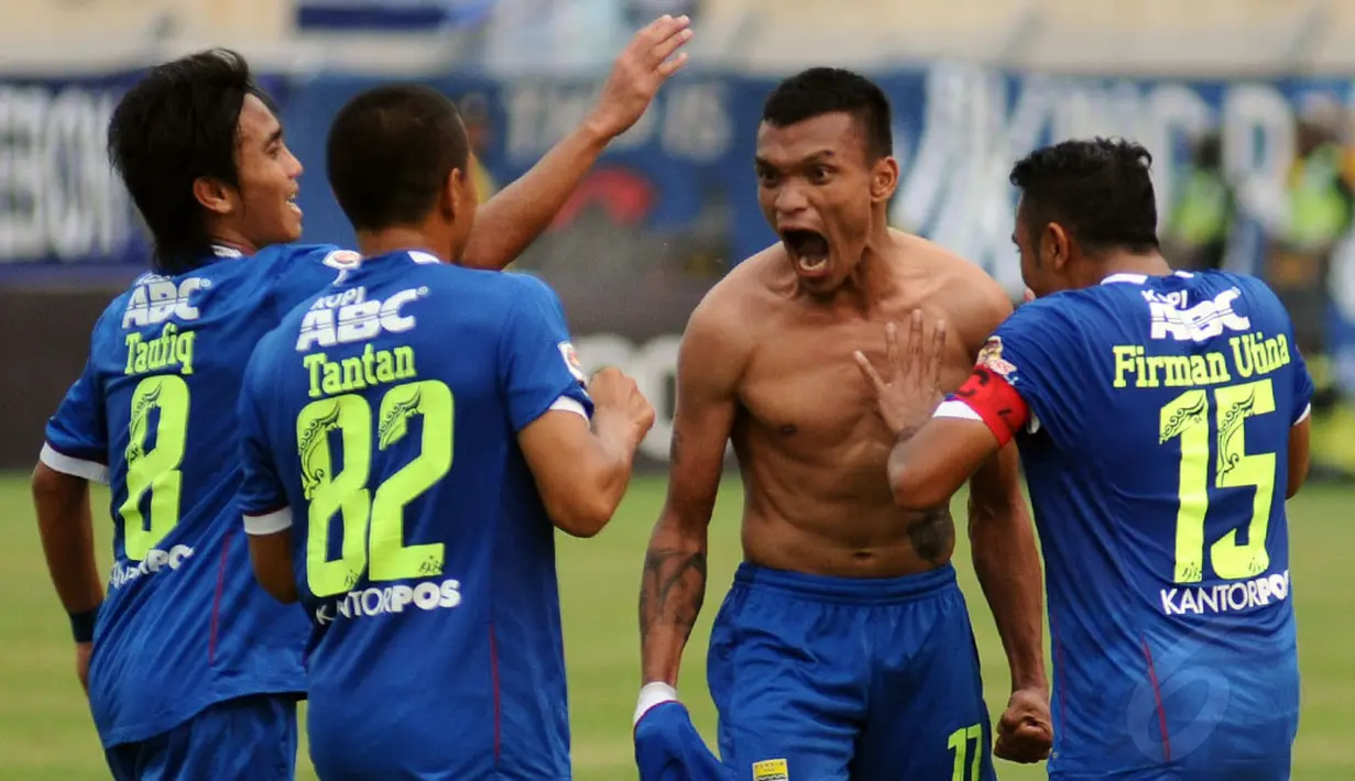 Ekspresi Ferdinand Sinaga (kedua dari kanan) usai menjebol gawang Barito Putera dalam laga lanjutan ISL di Stadion Si Jalak Harupat, (10/6/2014). (Liputan6.com/Helmi Fithriansyah)