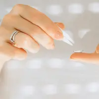 Ilustrasi penggunaan softlens (sumber foto: pexels.com/Nataliya Vaitkevich)