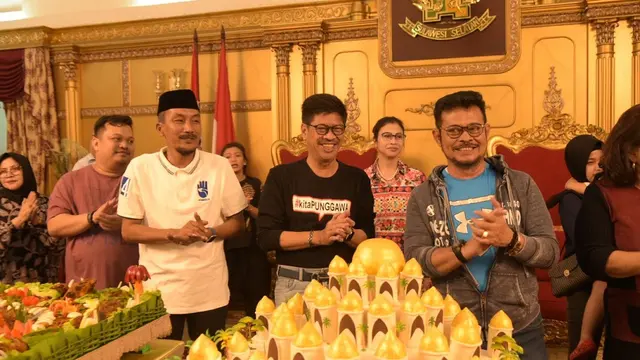 Gubernur Sulsel, Syahrul Yasin Limpo salam "punggawa" bersama Paslon di Pilgub Sulsel 2018, Ichsan Yasin Limpo-Andi Mudzakkar (Liputan6.com/ Eka Hakim)