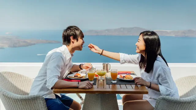 Makan Malam Romantis di Restoran Tepi Pantai