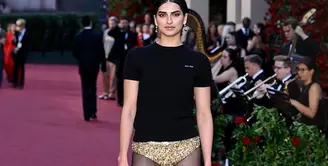 Fashion Model Saffron juga mengenakan celana dalam ini yang dipadukan t shirt hitam, stocking, heels, dan handbag hitamnya. [Miu Miu]