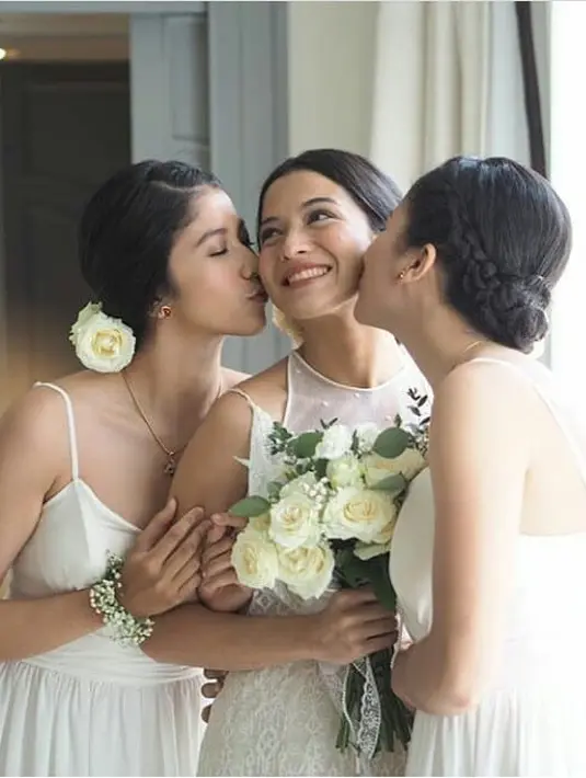 Potret kebahagiaan begitu terpancar dari Putri. Sambil memegang bunga dan dicium oleh Selly Marino dan Sitha Marino. "Marino's sister," tulisnya dalam keterangan foto. (dok. Instagram)