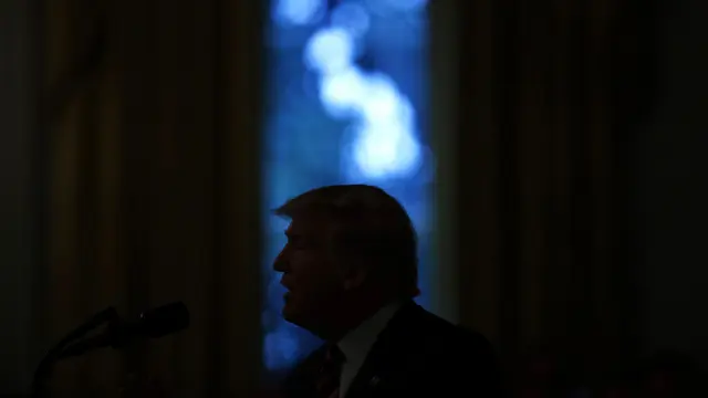 Batal Dimakzulkan, Donald Trump Tebar Senyuman