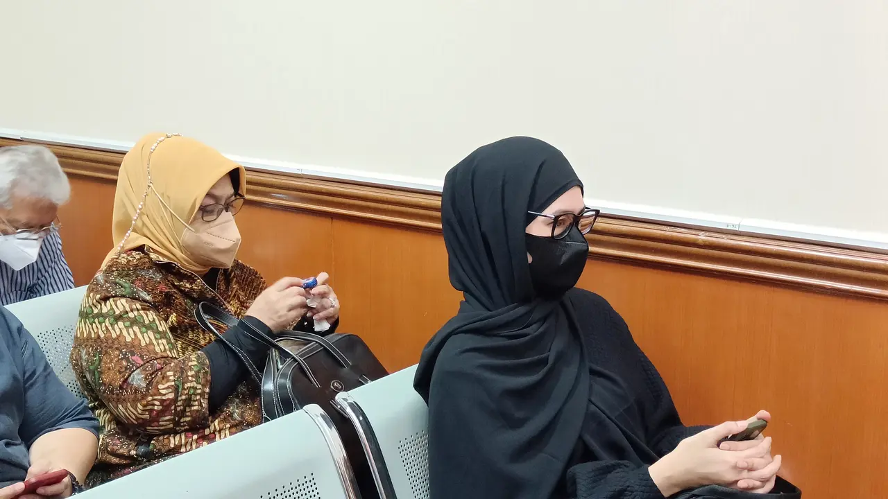 Ibu dari Dody, Endang Sri Wahyuningsih hadir di kursi bangku penonton ruang sidang utama PN Jakarta Barat.