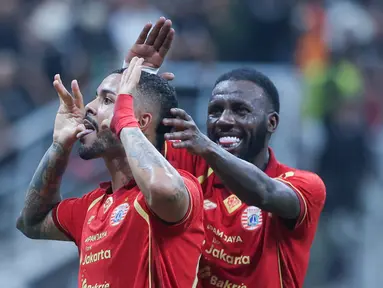 Pemain Persija Jakarta, Maxwell, bersama Allano berselebrasi setelah mencetak gol ke gawang Persita Tangerang dalam laga pekan pertama BRI Super League 2025/2026 di Jakarta International Stadium (JIS), Minggu (10/8/2025) malam WIB. (Bola.com/M Iqbal Ichsan)