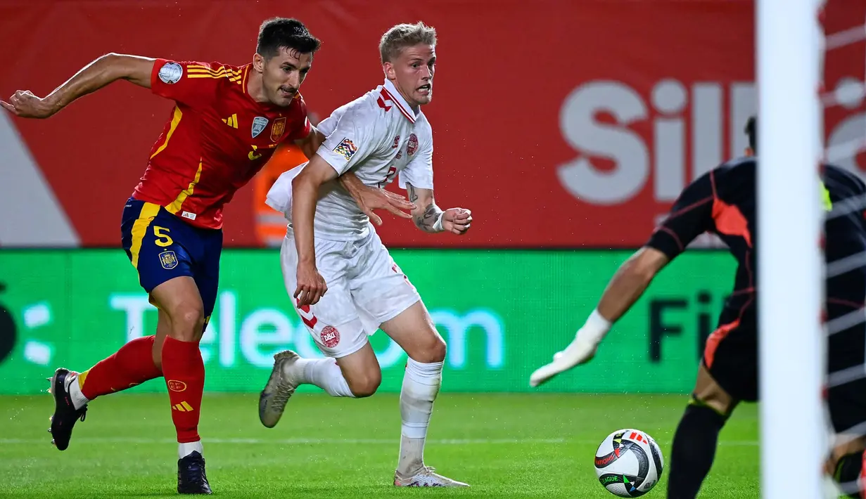 Di babak kedua Spanyol dan Denmark kembali terlibat dalam duel saling balas serangan. (JOSE JORDAN/AFP)
