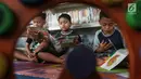 Anak-anak membaca buku di Ruang Perpustakaan RPTRA Kebon Sirih, Jakarta, Kamis (4/4). Gerakan Baca Jakarta dibuat untuk menumbuhkan generasi cerdas yang gemar membaca serta sadar literasi. (Liputan6.com/JohanTallo)