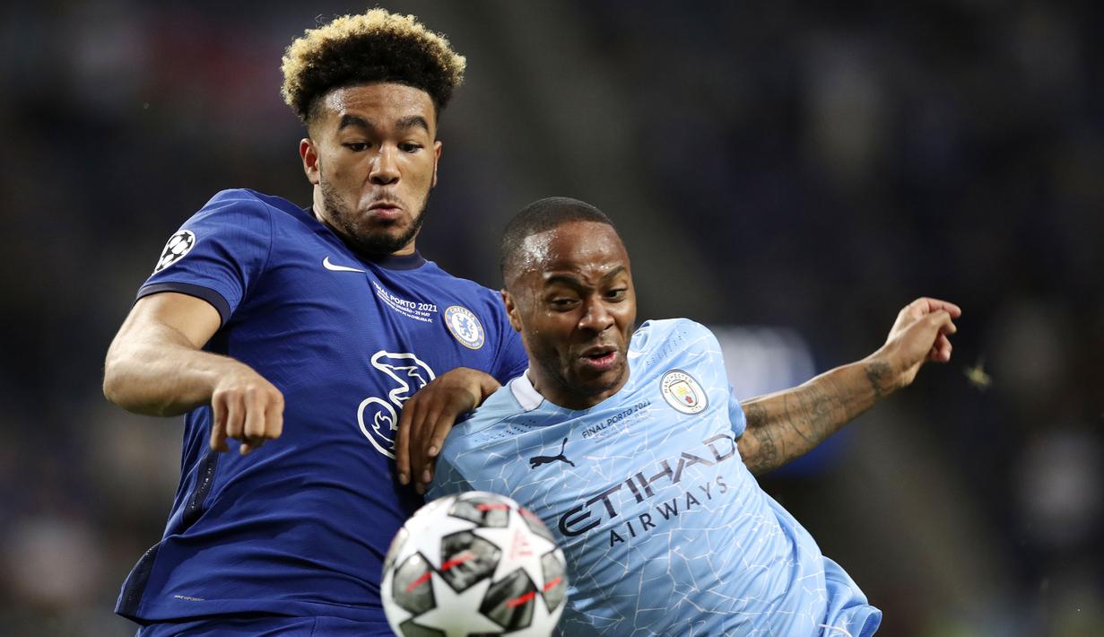 Reece James - Pemain asli jebolan Akademi Chelsea ini sukses menjalankan tugasnya di area pertahanan. James membuat Raheem Sterling tidak banyak mendapat peluang. Selain itu, James juga menjadi pemain yang paling banyak melakukan tekel, 7 kali dan sapuan, 5 kali. (Jose Coelho/Pool via AP)