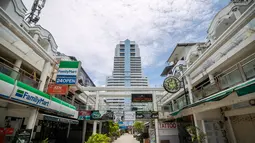 Jalanan yang kosong di sebuah kawasan perbelanjaan di Phuket, Thailand (13/9/2020). Pusat Administrasi Situasi COVID-19 Thailand pada Senin (28/9) mengatakan pihaknya akan mengizinkan lebih banyak kategori warga asing masuk ke Thailand mulai Oktober mendatang dan seterusnya. (Xinhua/Zhang Keren)