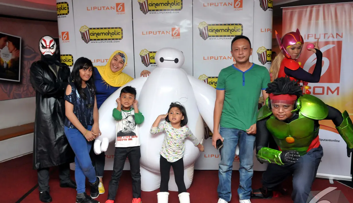 Pecinta film dengan kostum para karakter film Big Hero 6 bergaya di depan kamera, Jakarta, Minggu (9/11/2014) (Liputan6.com/Panji Diksana)