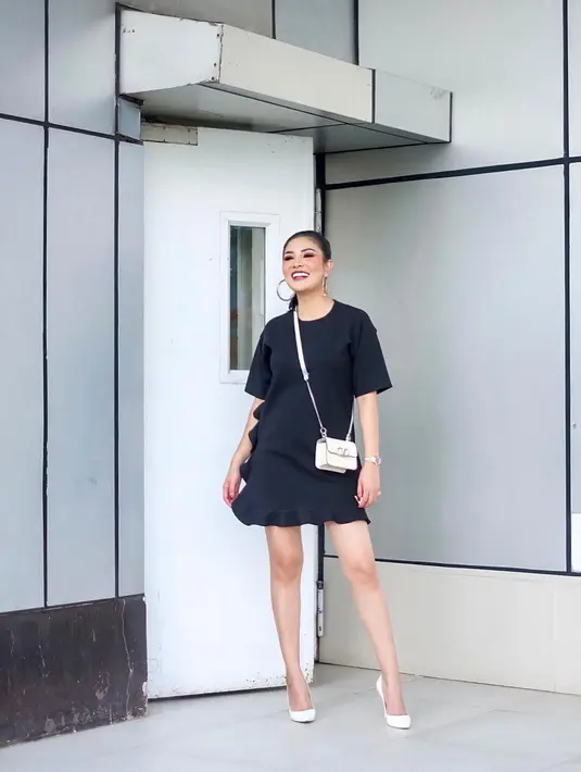 Nindy Ayunda menggugat cerai Askara Parasady Harsono pada Januari 2021 mendatang. Rumor beredar, alasan Nindy mengajukan gugatan tersebut lantaran KDRT yang dilakukan Askara.  (Instagram/nindyparasadyharsono)